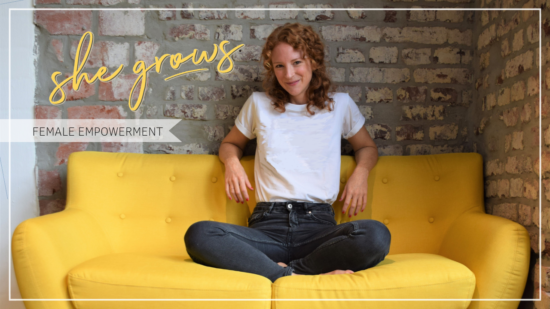 she grows Podcast Titelbild zur Trailer Folge, junge fröhliche Frau auf einem gelben Sofa, Schriftzug she grows Female Empowerment