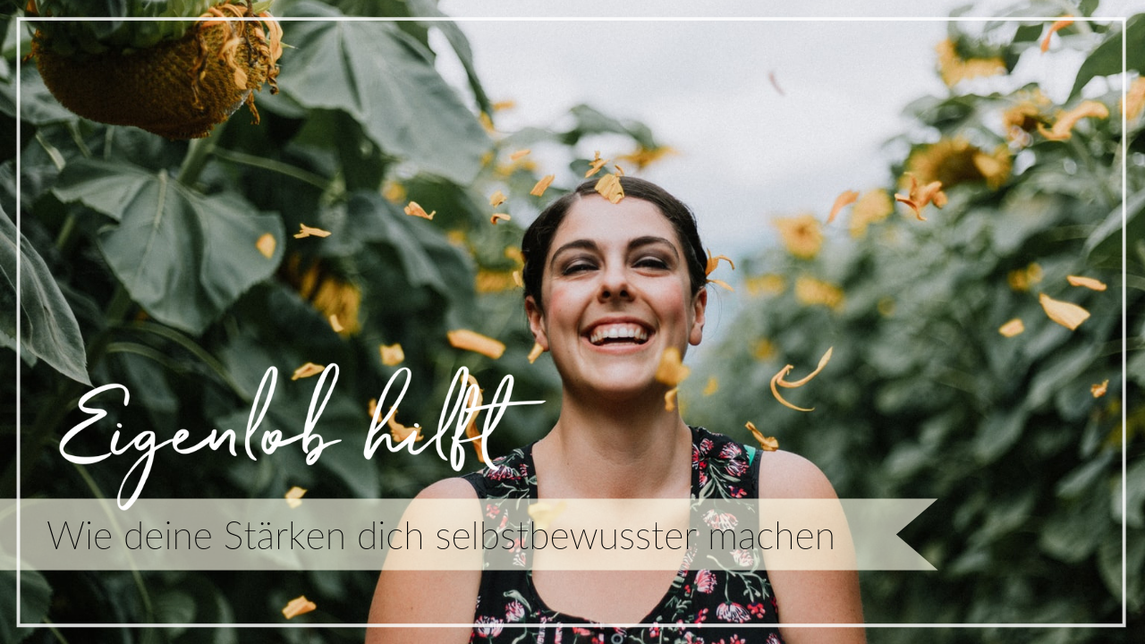 Lachende junge Frau vor grünen Bäumen, gelbe Blüten fallen auf sie nieder, Schriftzug Eigenlob hilft - Wie deine Stärken dich selbstbewusster machen