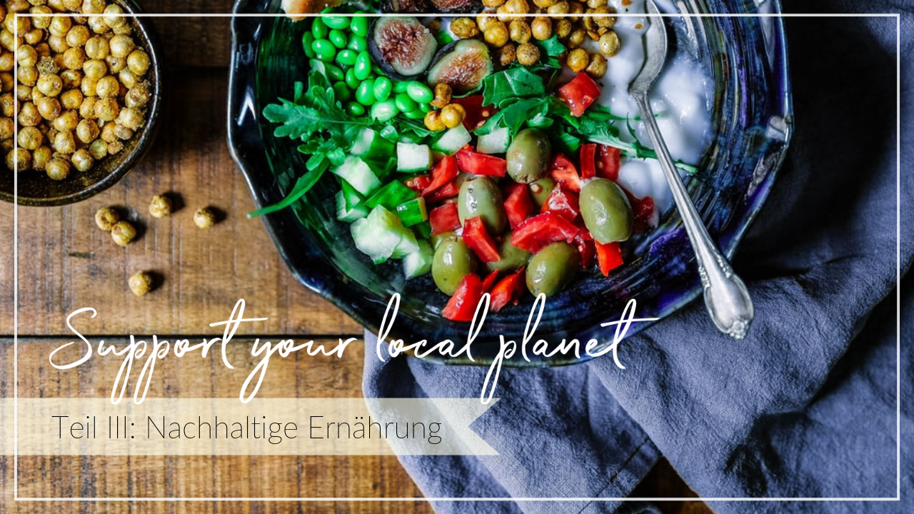 Bunter Salat auf einem Holztisch, Schriftzug Support your local planet, pflanzliche Ernährung